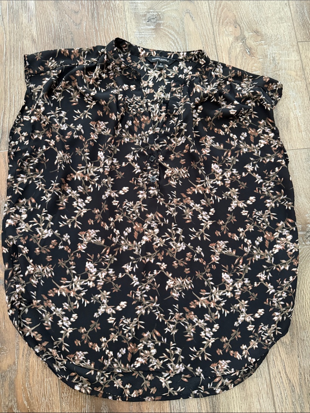 ❣️5/$25❣️Banana Republic Black Floral Cap-Sleeve Blouse